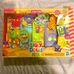 Hasbro Uglydolls Uglyville Unfolded Main Street Playset